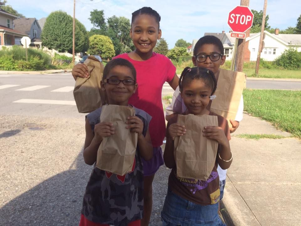 

<p></noscript>Neighborhood kids descend upon the Townsends’, founders of Groe Inc., home twice a week to receive bags filled with organic snacks and treats. </p>
<p>“><figcaption class=