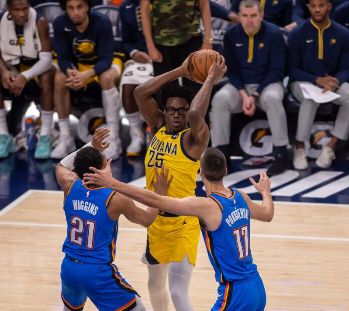 Indiana Pacers backup big Jalen Smith (25) double-teamed by OKC thunder forwards Aaron Wiggins (21) and Aleksej Pokuševski (17) on his way to the basket. (Photo/Walt Thomas)