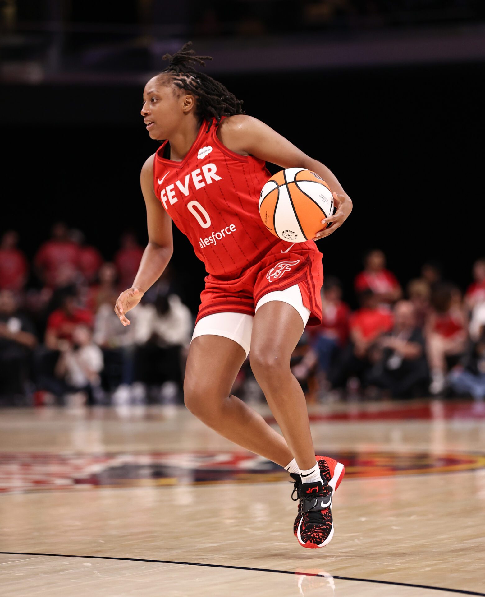 Indiana Fever Kelsey Mitchell (0) with a dangerous crossover against the Connecticut Sun at Gainbridge Fieldhouse. (Photo/David Dixon)