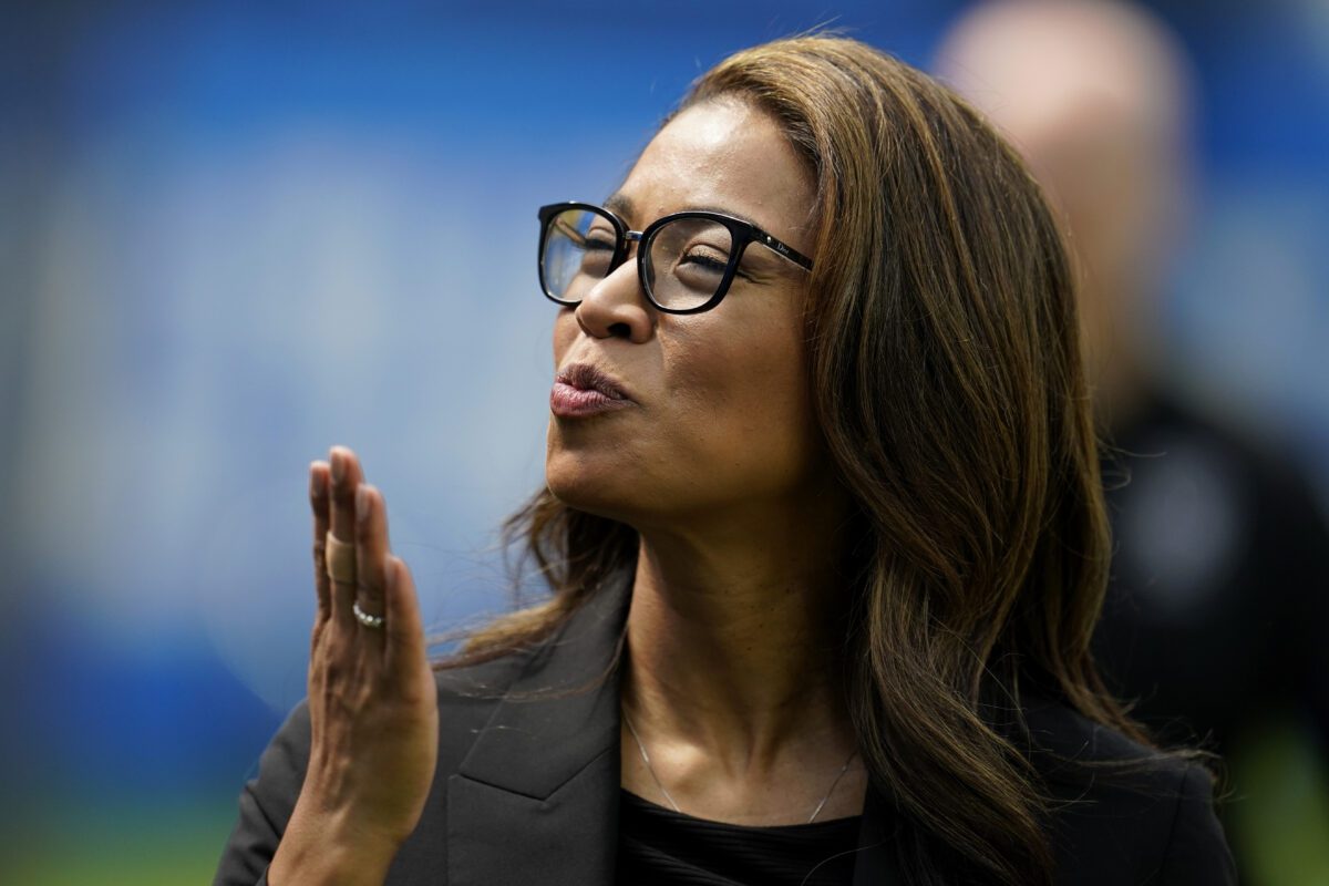 A photo of Raiders team president Sandra Douglass Morgan blowing kisses to those in attendance.