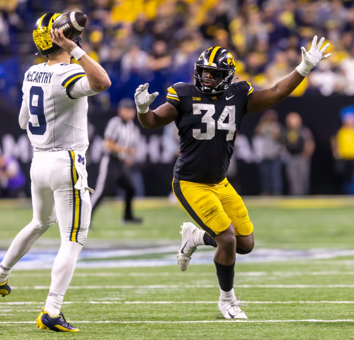 Defensive football player closing in on offensive football player during the 2023 Big Ten Championship football game.