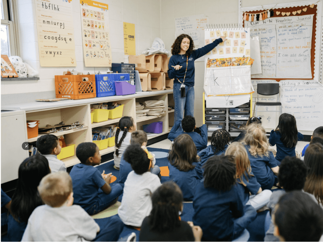 adalente - woman teaches kids