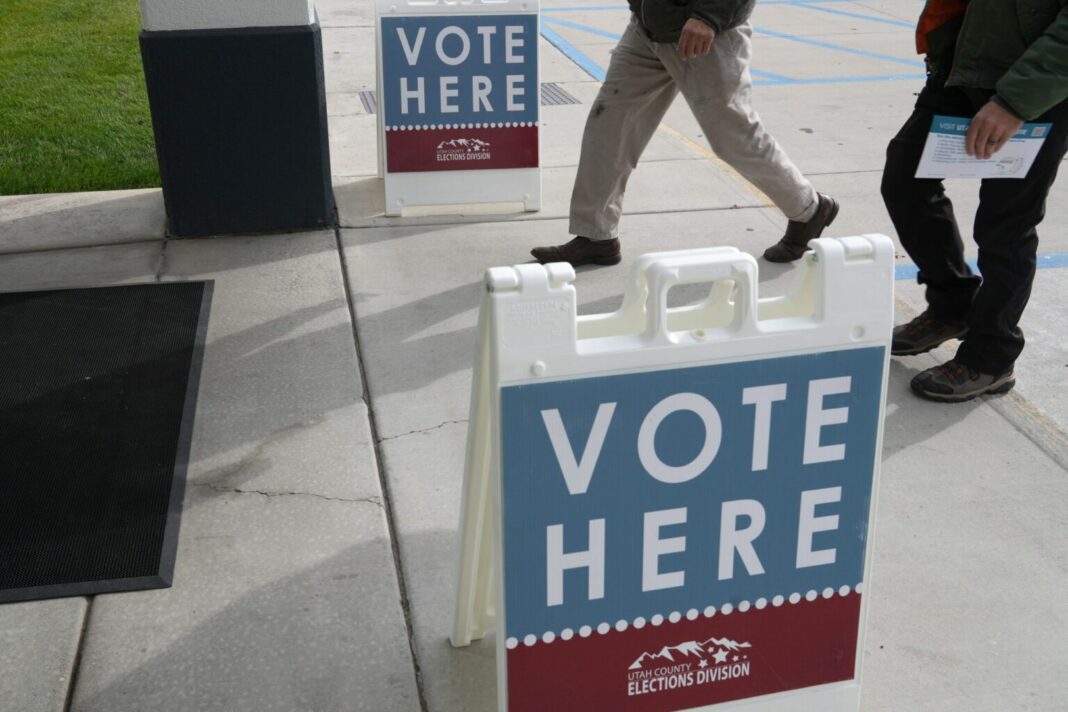 people arriving for early voting.