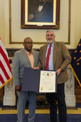 Man receives award from Governer