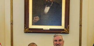 Man receives award from Governer