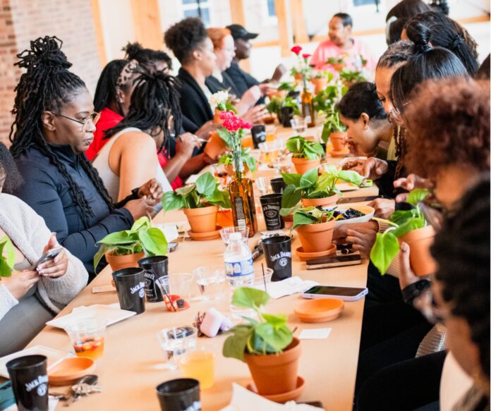 The Botanical Bar is expanding to host more workshops, such as th eReportting 101, to foster community building. (Photo/Victoria Beaty)
