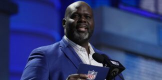 Tarik Glenn of the Indianapolis Colts, co-founder of Dream Alive, giving a speech.
