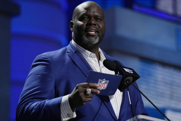 Tarik Glenn of the Indianapolis Colts, co-founder of Dream Alive, giving a speech.