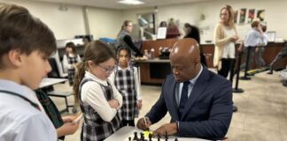 Maurice Ashley signs autographs and plays chess with St. Richard’s students during their lunch break. (Photo/St. Richards Episcopal School)