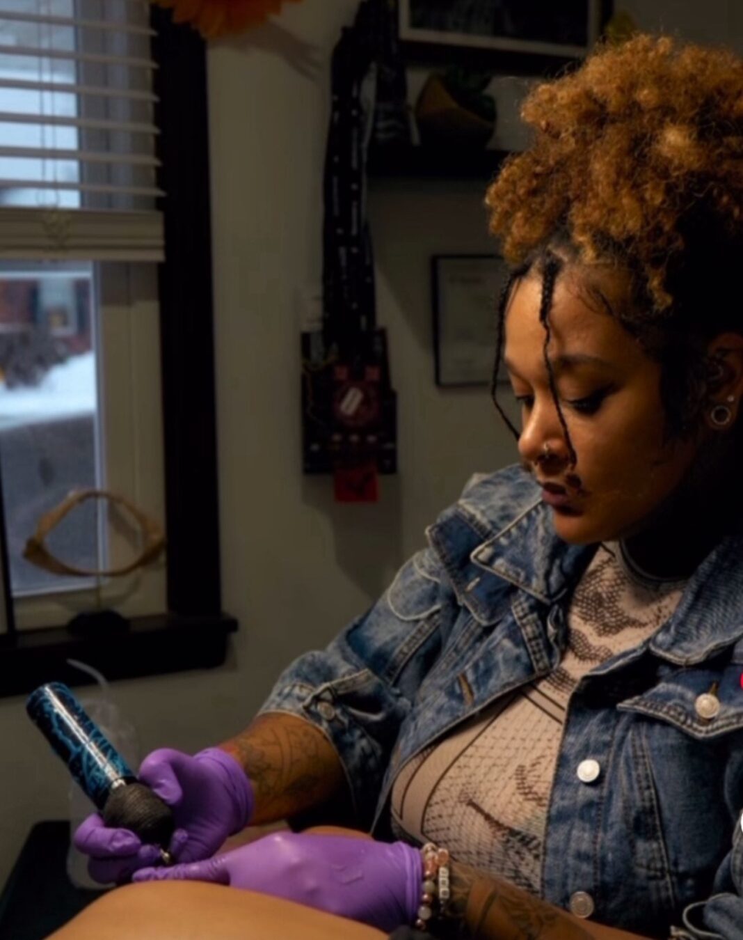 Tattoo artist Kiarra Baxter doing the Tyrese Haliburton NBA Finals 2025 tattoo.
