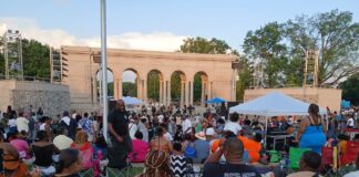 An outdoor concert at the Taggert Memorial Amphitheater at Riverside Park. (Photo/ Jeana Ouattara)