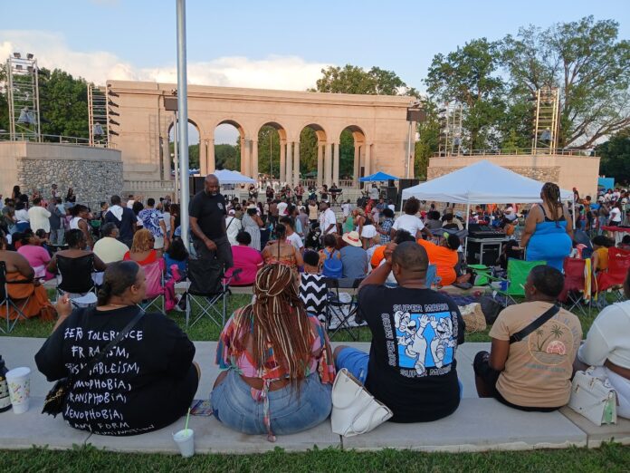 An outdoor concert at the Taggert Memorial Amphitheater at Riverside Park. (Photo/ Jeana Ouattara)